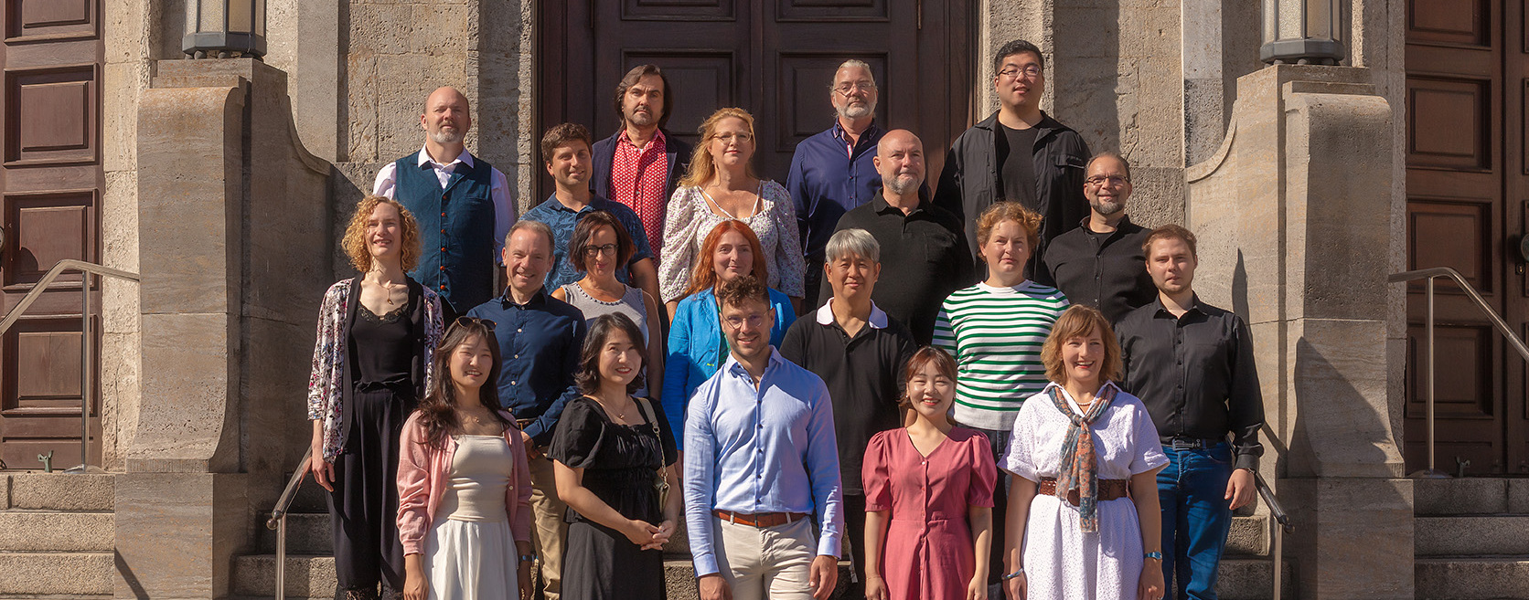 Der Opernchor des Stadttheaters Bremerhaven vor dem Theater.