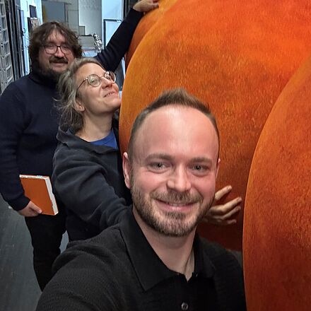 Selfie von Markus Tatzig, Devin McDonough und Julius Theodor Semmelmann, während sie die Orangen tragen.