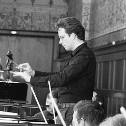 Schwarzweißes Foto von Klaus Jakob Vleeming während eines Dirigats in einer Kirche.