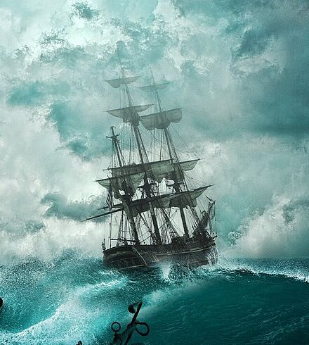 Piratenschiff auf dem Meer im Sturm mit hohen Wellen.