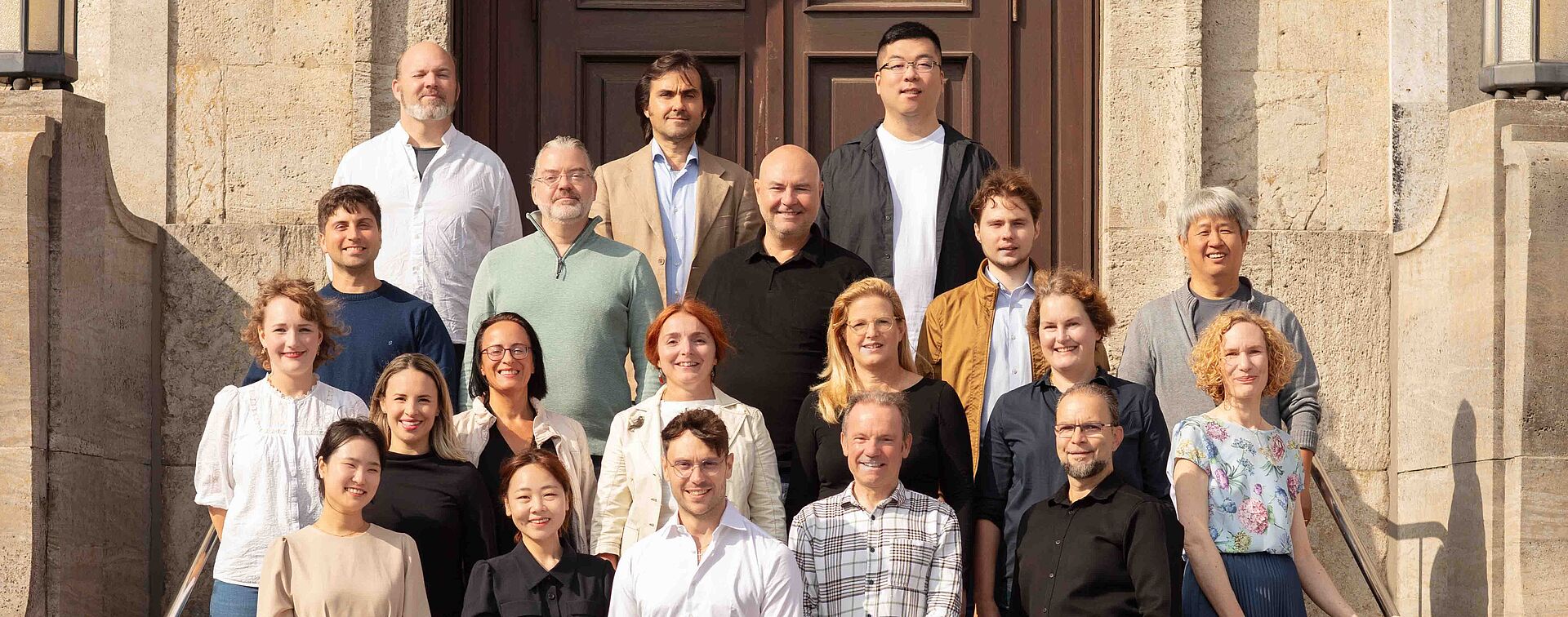 Opernchor des Stadttheaters Bremerhaven vor dem Stadttheaters Bremerhaven
