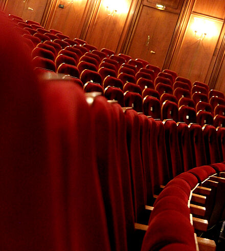 Rote Plüschsessel im Großen Haus.