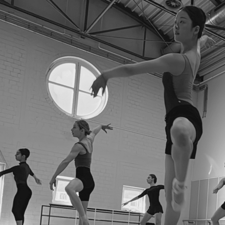 Balletttänzerinnen tanzen auf Spitzenschuhen.