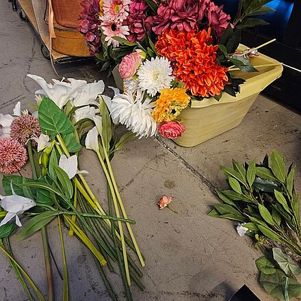 Kunstblumen liegen als Requisiten bereit