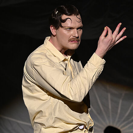 Ein Mann schaut auf seine Hand.