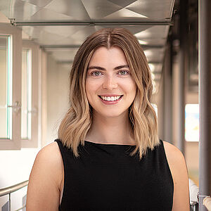 Portraitfoto von Ines Mayhew-Begg.