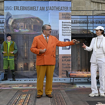 Ein Mann gibt seinem Gegenüber Geldscheine. Er wird beobachtet.
