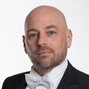 Portraitfoto von Jan Kristof Schliep in Konzertkleidung