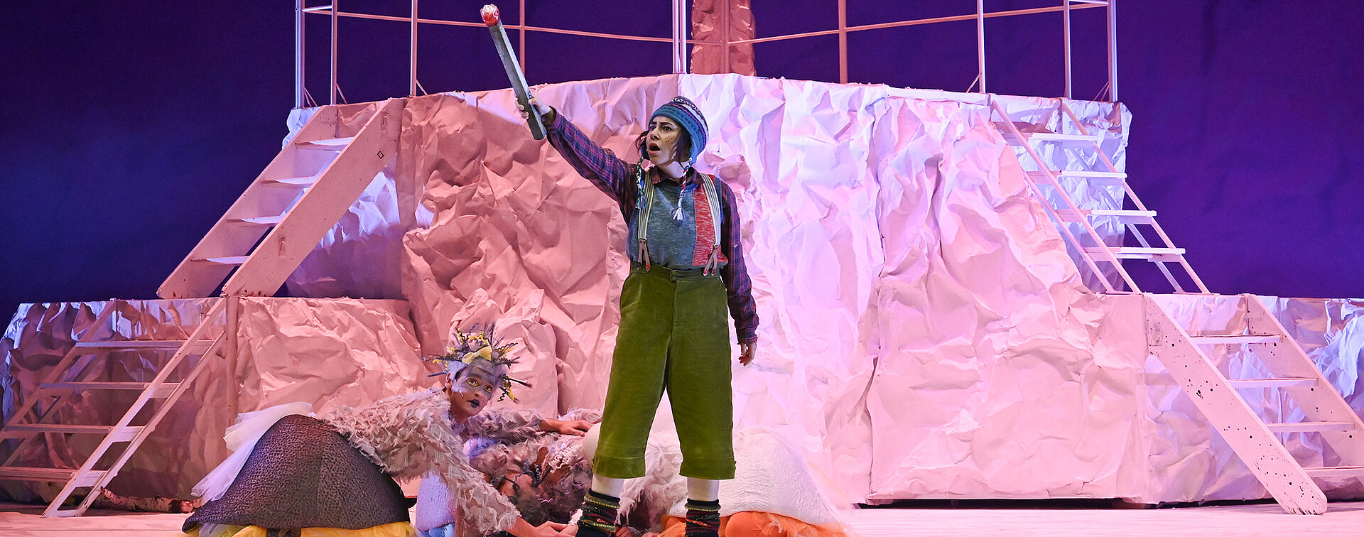 Die kleine Person hält ein Streichholz in der Hand. Hinter ihr liegen mehrere Gänse