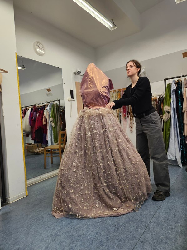 Kleider bei der Anprobe