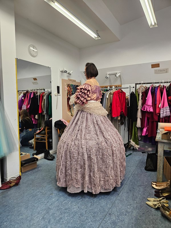 Kostüme bei der Anprobe