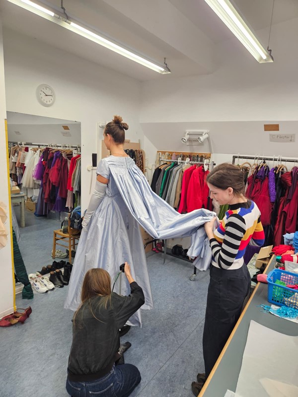 Kleider bei der Anprobe