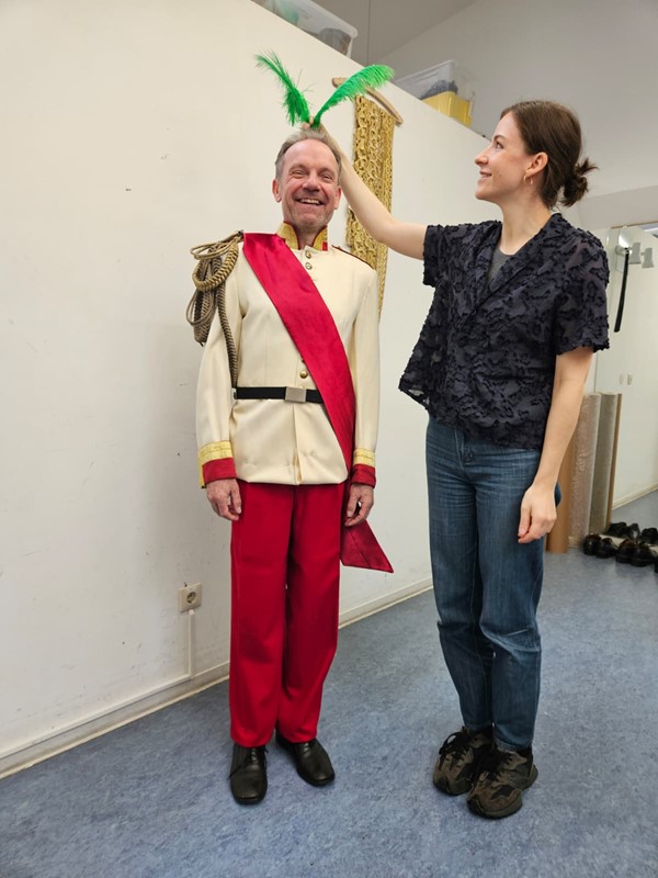 Kostüme bei der Anprobe