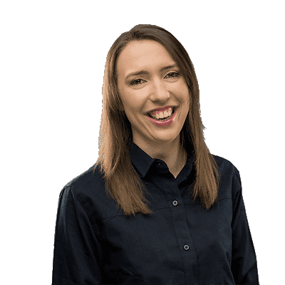 Portraitfoto von Petra Pausch. Sie lächelt mit geöffnetem Mund. Sie trägt ihr schulterlanges braunes Haar offen. Sie trägt eine dunkelblaue Bluse.